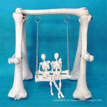 Modelo de esqueleto humano da balança do presente artificial da promoção